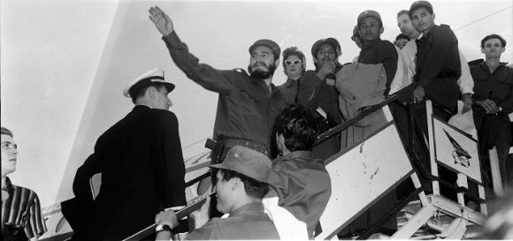 En horas de la tarde Fidel Castro arriba al aeropuerto de Ciudad Libertad para dirigirse a los Estados Unidos, 15 de abril de 1959. Foto: Periódico Granma/ Sitio Fidel Soldado de las Ideas. En horas de la tarde Fidel Castro arriba al aeropuerto de Ciudad Libertad para dirigirse a los Estados Unidos, 15 de abril de 1959. Foto: Periódico Granma/ Sitio Fidel Soldado de las Ideas.