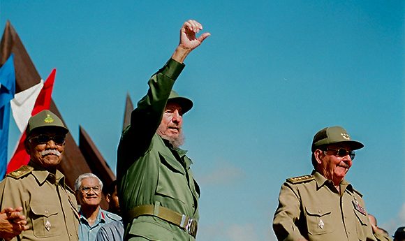 Fidel Castro durante el acto por el 45 aniversario del desembarco de los expedicionarios del Granma y el nacimiento de las Fuerzas Armadas Revolucionarias (FAR), Santiago de Cuba, 2 de diciembre de 2001. Foto: Fidel Soldado de las Ideas. Fidel Castro durante el acto por el 45 aniversario del desembarco de los expedicionarios del Granma y el nacimiento de las Fuerzas Armadas Revolucionarias (FAR), Santiago de Cuba, 2 de diciembre de 2001. Foto: Fidel Soldado de las Ideas.