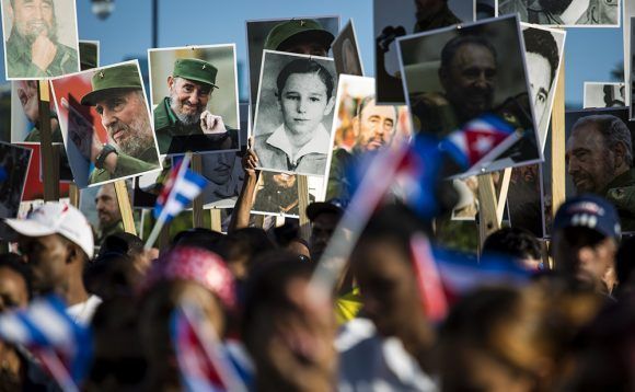 Fidel ist überall dort, wo wir arbeiten, Fidel ist geistig überall dort, wo die Revolution voranschreitet Fidel ist überall dort, wo wir arbeiten, Fidel ist geistig überall dort, wo die Revolution voranschreitet