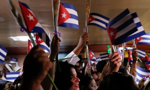 Los médicos cubanos que regresan de Bolivia participan en una ceremonia de bienvenida en el Aeropuerto Internacional José Martí en La Habana, Cuba, el 16 de noviembre de 2019. Foto: Reuters