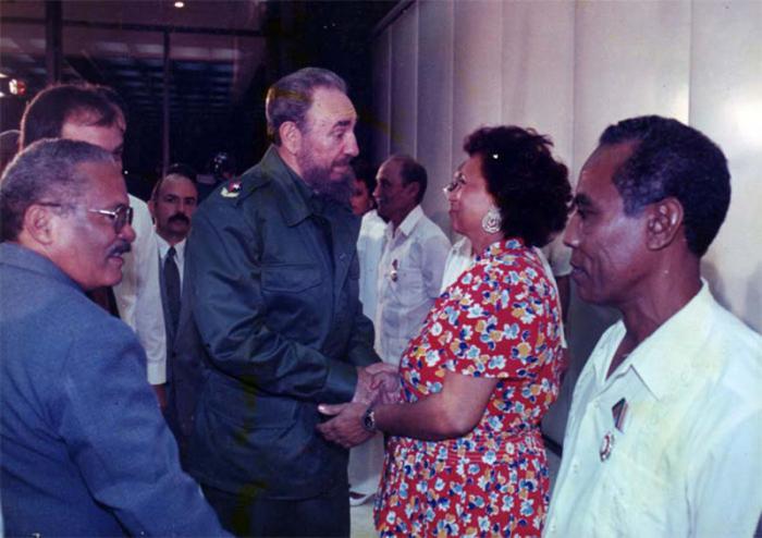 Enma cuando dialoga con Fidel, en 1998. A la izquierda, en primer plano, Pedro Ross Leal, entonces Secretario General de la Central de Trabajadores de Cuba. Foto: Cortesía de la entrevistada Enma cuando dialoga con Fidel, en 1998. A la izquierda, en primer plano, Pedro Ross Leal, entonces Secretario General de la Central de Trabajadores de Cuba. Foto: Cortesía de la entrevistada
