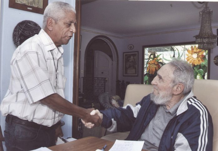 Julio L. Jova Ramírez junto a Fidel Julio L. Jova Ramírez junto a Fidel