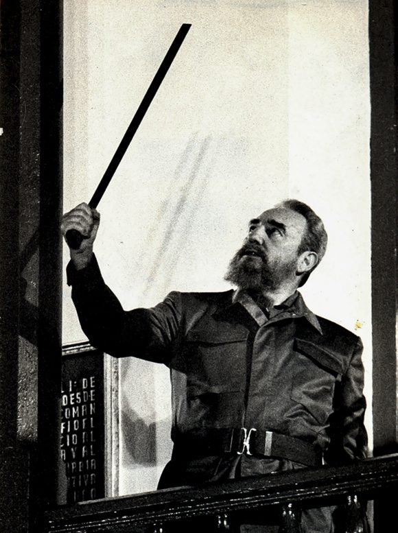 Fidel levanta la réplica del machete de Maceo, que le fue entregada en el acto por el 35 aniversario de la Revolución, en Santiago de Cuba. Foto: Ismael Francisco. Fidel levanta la réplica del machete de Maceo, que le fue entregada en el acto por el 35 aniversario de la Revolución, en Santiago de Cuba. Foto: Ismael Francisco.