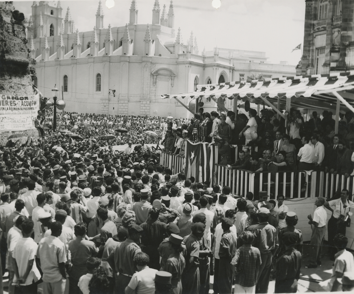 Fidel Castro participa en el primer desfile de trabajadores en apoyo a las leyes revolucionarias, el cual termina con una gran concentración popular en la Avenida de las Misiones frente al Palacio Presidencial, 22 de marzo de 1959 Fidel Castro participa en el primer desfile de trabajadores en apoyo a las leyes revolucionarias, el cual termina con una gran concentración popular en la Avenida de las Misiones frente al Palacio Presidencial, 22 de marzo de 1959