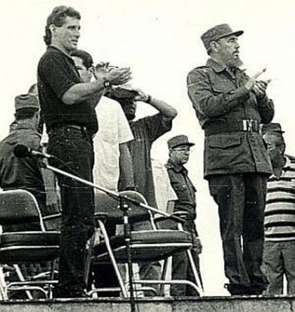 El Comandante en Jefe Fidel Castro y Miguel Díaz-Canel, primer secretario del Partido en Villa Clara, en la Plaza de la Revolución Ernesto Guevara, el 30 de septiembre de 1996. Autor: Vanguardia El Comandante en Jefe Fidel Castro y Miguel Díaz-Canel, primer secretario del Partido en Villa Clara, en la Plaza de la Revolución Ernesto Guevara, el 30 de septiembre de 1996. Autor: Vanguardia