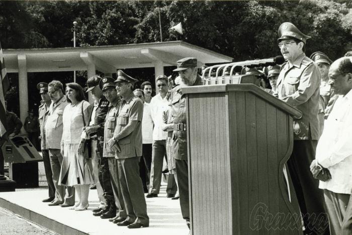 „Unserem Volk und Ihnen, Comandante en Jefe, melde ich: Die Operation Carlota ist beendet“, sagte Armeegeneral Raúl Castro 1991. Foto: Orlando Cardona „Unserem Volk und Ihnen, Comandante en Jefe, melde ich: Die Operation Carlota ist beendet“, sagte Armeegeneral Raúl Castro 1991. Foto: Orlando Cardona