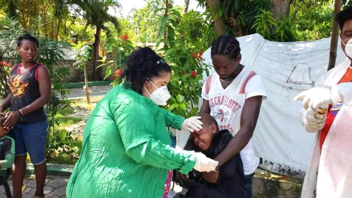 El pueblo haitiano recibe la ayuda médica de los cubanos en casas de campaña. El pueblo haitiano recibe la ayuda médica de los cubanos en casas de campaña.