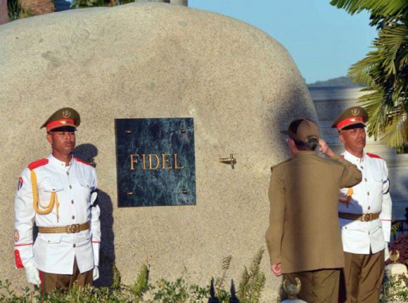 Raúl Castro en el cementerio de Santa Ifigenia Raúl Castro en el cementerio de Santa Ifigenia