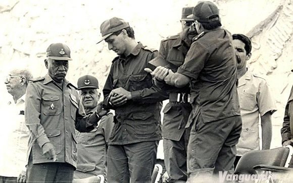 Fidel Castro, Raúl Castro, Juan Almeida y Miguel Díaz Canel Comandante en Jefe Fidel Castro y el General de Ejército Raúl Castro se abrazan durante el acto por el Día del Miliciano, el 16 de abril de 1997, en la Plaza de la Revolución Ernesto Che Guevara, junto a ellos el actual presidente de Cuba, Miguel Díaz-Canel Bermúdez.