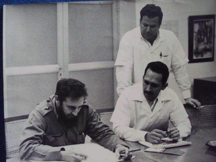 El Comandante en Jefe Fidel Castro en una de sus habituales visitas al CNIC. Sentado a su lado aparece el doctor Wilfredo Torres Yríbar, quien dirigió la institución durante diez años.