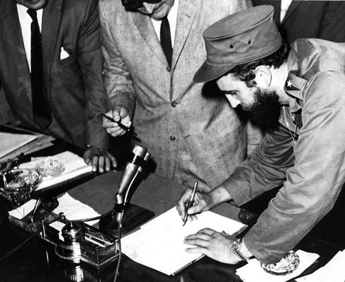 Fidel firma el acta de la toma de posesión del cargo de Primer Ministro. Fidel firma el acta de la toma de posesión del cargo de Primer Ministro.