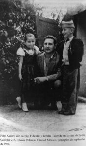 Fidel Castro Ruz, junto a su hijo Fidelito y Temis. Foto tomada en México, en septiembre de 1956 Fidel Castro Ruz, junto a su hijo Fidelito y Temis. Foto tomada en México, en septiembre de 1956