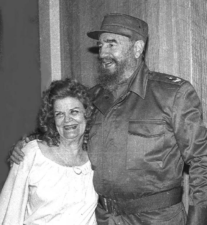 Fidel Castro y Carilda Oliver Labra. Foto: Ramón Pacheco Salazar