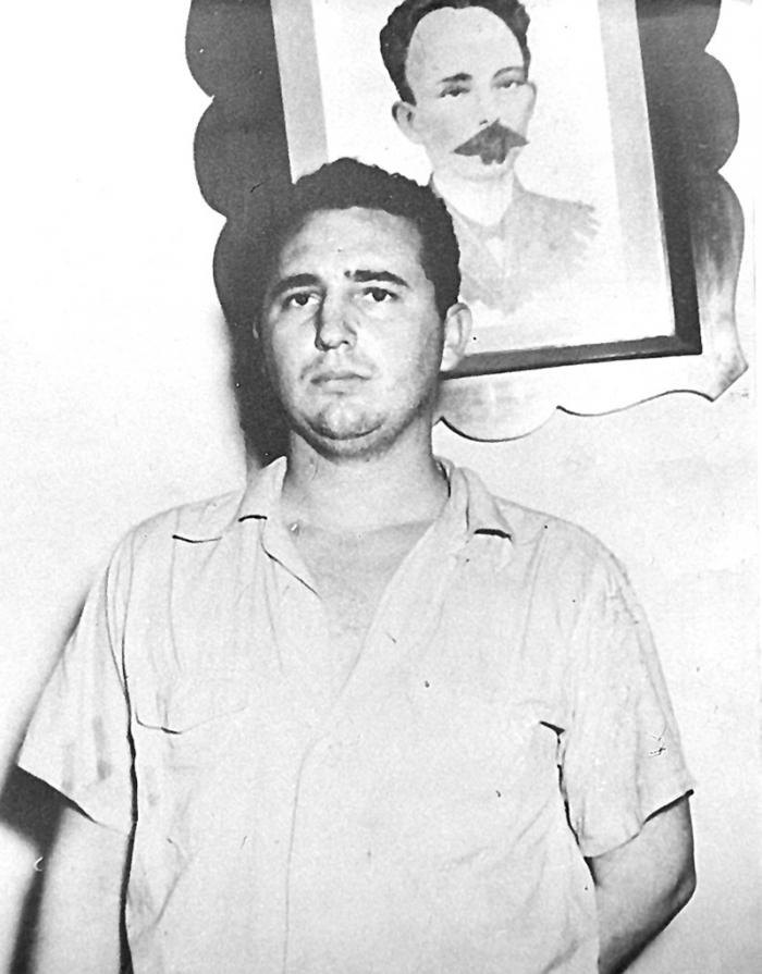 Fidel después del asalto al cuartel, en el Vivac de Santiago de Cuba Fidel después del asalto al cuartel, en el Vivac de Santiago de Cuba