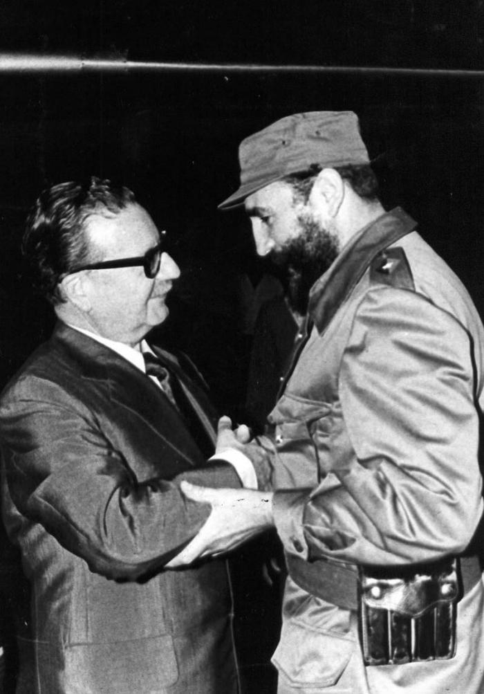 Llegada del presidente Salvador Allende a La Habana. Lo recibe el Comandante en Jefe Fidel Castro. Foto: Jorge Oller
