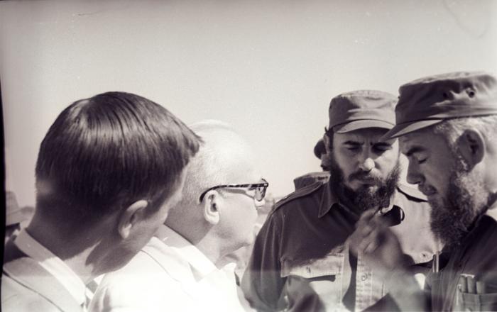 Fidel junto al Cmdte. Rene Vallejo, durante la partida de los mercenarios de Playa Giron, para Estados Unidos, 23 de diciembre de 1962. Fidel junto al Cmdte. Rene Vallejo, durante la partida de los mercenarios de Playa Giron, para Estados Unidos, 23 de diciembre de 1962.