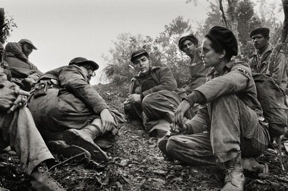 Fidel y el Che junto a otros guerrilleros de la Sierra. Fidel y el Che junto a otros guerrilleros de la Sierra.