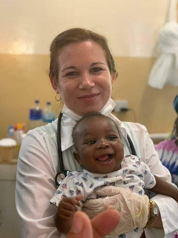 Los colaboradores cubanos de la salud en Gambia realizaron más de 700 mil 200 consultas durante 2019. Foto: Embacuba Gambia. Los colaboradores cubanos de la salud en Gambia realizaron más de 700 mil 200 consultas durante 2019. Foto: Embacuba Gambia.