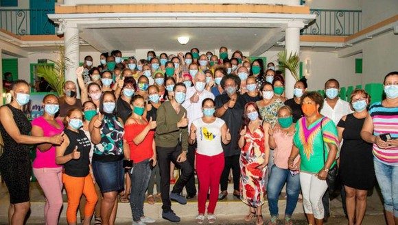 La Primera Ministra barbadense (vestida de negro al centro) compartiendo con los colaboradores cubanos. Foto: CubaMinrex La Primera Ministra barbadense (vestida de negro al centro) compartiendo con los colaboradores cubanos. Foto: CubaMinrex