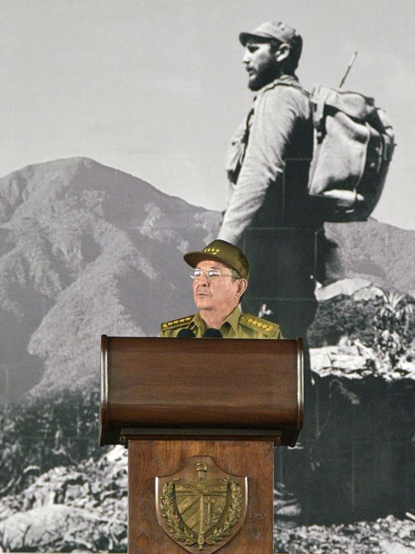 Raúl Castro pronuncia discurso en el acto político cultural en homenaje póstumo al líder histórico de la Revolución cubana, Fidel Castro Ruz, en la Plaza Mayor General Antonio Maceo Grajales, de Santiago de Cuba Raúl Castro pronuncia discurso en el acto político cultural en homenaje póstumo al líder histórico de la Revolución cubana, Fidel Castro Ruz, en la Plaza Mayor General Antonio Maceo Grajales, de Santiago de Cuba