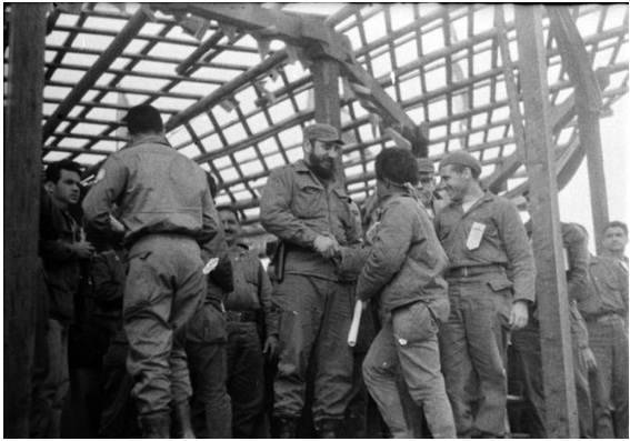 Fidel saluda a una de las graduadas después de hacerle entrega de su diploma.