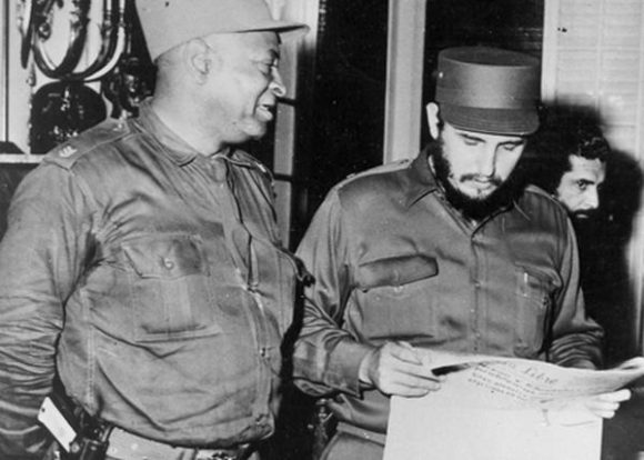 En los primeros meses del triunfo revolucionario en 1959 el capitán Sarría junto a Fidel Castro en el Palacio Presidencial. Foto: Sitio Fidel Soldado de las Ideas. En los primeros meses del triunfo revolucionario en 1959 el capitán Sarría junto a Fidel Castro en el Palacio Presidencial. Foto: Sitio Fidel Soldado de las Ideas.