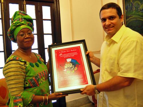 Claudia Grace Uushona, embajadora de Namibia, confesó sentirse como hija de Cuba, y expresó su sincero agradecimiento al Comandante en Jefe Fidel Castro y a los combatientes internacionalistas cubanos que pelearon en Angola
