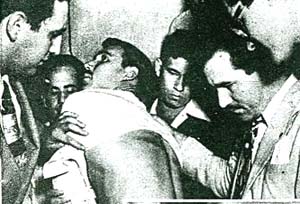 Fidel Castro observa los brutales golpes que recibió de la policía Baudilio Castellanos durante la manifestación de repudio que convoco la FEU frente a la Embajada norteamericana por la afrenta que le hicieron los marines yanquis a la estatua del Apóstol.