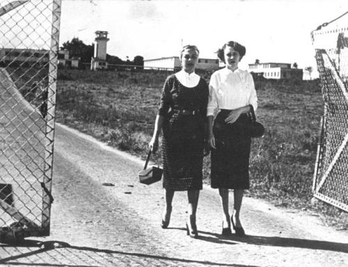 Excarcelación de Melba Hernández (izquierda) y Haydée Santamaría.