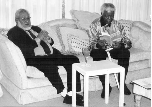 Nelson Mandela lee el libro de Antonio Guerrero, Desde mi altura, entregado al expresidente sudafricano por Jorge Risquet Valdés en Maputo.