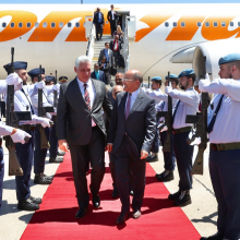 O presidente de Cuba, Miguel Diaz-Canel, desembarcou nesta quinta-feira, em Lisboa, onde fará visita de Estado a Portugal até o dia 16 de julho, atendendo convite do governo português. O chefe de Estado cubano viaja acompanhado pelo chanceler Bruno Rodriguez, Ana Teresita González Fraga, vice-ministra primeira de Comércio Exterior e Investimento Estrangeiro, e outros funcionários da chancelaria. Diaz-Canel tem encontros pautados com as máximas autoridades do país. Da mesma forma, se reunirá com outras personalidades da política, da cultura, empresários, grupos de solidariedade com Cuba, representantes de diversos setores da sociedade portuguesa que, ao longo de décadas, manifestaram seu apoio à ilha. Cuba e Portugal compartilham 104 anos de relações ininterruptas. Em 2016, o presidente português Marcelo Rebelo de Sousa visitou Cuba. Naquela ocasião, se reuniu com o general de Exército Raúl Castro, então presidente dos Conselhos de Estado e de Ministros, e com o líder histórico da Revolução, Comandante em
