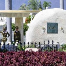 Soldados de la Unidad Militar 1953, realizan el cambio de la Guardia de Honor al Héroe Nacional José Martí, y al Comandante en Jefe Fidel Castro Ruz, en el cementerio Santa Ifigenia de Santiago de Cuba. Foto: Miguel Justiz / ACN