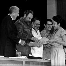 Fidel Castro entregando diplomas en la primera graduación de los Institutos Superiores Pedagógicos. Participaron además Jorge Risquet, José Ramón Fernández y Jorge Lezcano. Foto: Jorge Oller