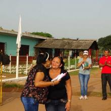 María de los Angeles García recibiendo el reconocimiento