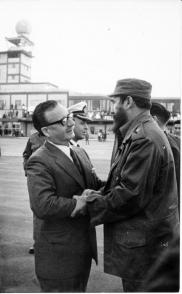 El Comandante en Jefe Fidel Castro, despide a Salvador Allende, presidente de Chile, al concluir su visita oficial a Cuba. Foto: Jorge Oller El Comandante en Jefe Fidel Castro, despide a Salvador Allende, presidente de Chile, al concluir su visita oficial a Cuba. Foto: Jorge Oller