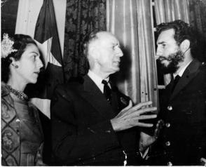 Fidel, Celia Sánchez y el periodista norteamericano Herbert Mathews, columnista del New York Times, amigo de la Revolución cubana, en la recepción en la Embajada de Cuba en Washington, 18 de abril de 1959. Foto: Oficina de Asuntos Históricos/Sitio Fidel Soldado de las Ideas.