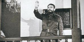 El líder de la Revolución en el histórico Ayuntamiento de Santiago de Cuba, en su balcón, en 1984. Foto: Bohemia El líder de la Revolución en el histórico Ayuntamiento de Santiago de Cuba, en su balcón, en 1984. Foto: Bohemia