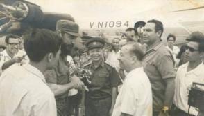 Fidel llega al aeropuerto de Hanói tras su visita al sur vietnamita. Fidel llega al aeropuerto de Hanói tras su visita al sur vietnamita.