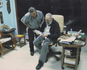 Ulises Guilarte De Nacimiento exhibe con orgullo en su oficina en la Central de Trabajadores de Cuba las instantáneas que recuerdan su último encuentro con el líder histórico de la Revolución. Foto: Cortesía del entrevistado Ulises Guilarte De Nacimiento exhibe con orgullo en su oficina en la Central de Trabajadores de Cuba las instantáneas que recuerdan su último encuentro con el líder histórico de la Revolución. Foto: Cortesía del entrevistado