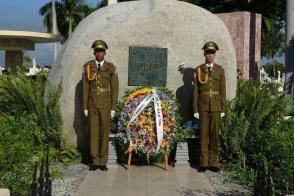 Two floral wreaths from Raúl and Díaz-Canel were placed before the monumental boulder that holds the ashes of Comandante en Jefe Fidel Castro Ruz, on the occasion of Fathers Day. Photo: Eduardo Palomares
