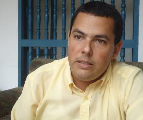 Víctor Aguilera Nonell, profesor de Historia de la Universidad de Holguín. Máster en Historia y Cultura. Labora en la organización de fotos de Fidel del archivo de la Oficina de Asuntos Históricos del Consejo de Estado. Fotos: De la autora y archivo personal del entrevistado Víctor Aguilera Nonell, profesor de Historia de la Universidad de Holguín. Máster en Historia y Cultura. Labora en la organización de fotos de Fidel del archivo de la Oficina de Asuntos Históricos del Consejo de Estado. Fotos: De la autora y archivo personal del entrevistado