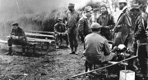 La Columna 1 en el Congo. Che, a la izquierda, lee un libro. La Columna 1 en el Congo. Che, a la izquierda, lee un libro.