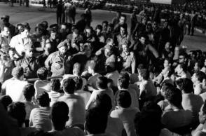 El Comandante en Jefe Fidel Castro dialoga con un grupo de mercenarios en el Coliseo de la Ciudad Deportiva el 25 de abril de 1961. Foto: Archivo