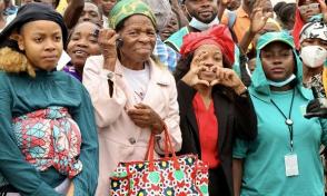 Cientos de vecinos de la escuela Angola-Cuba, saludan a los visitantes cubanos. Foto: Alejandro Azcuy. Cientos de vecinos de la escuela Angola-Cuba, saludan a los visitantes cubanos. Foto: Alejandro Azcuy.