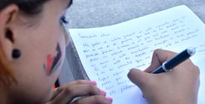 La jóven Beatriz Mejía se inspiró y le escribió una carta a Fidel en nombre de ella y de su padre. Foto: Abel Rojas Barallobre La jóven Beatriz Mejía se inspiró y le escribió una carta a Fidel en nombre de ella y de su padre. Foto: Abel Rojas Barallobre