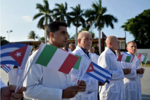 Médicos de Henry Reeve. Foto: Yamil Lage/AFP.