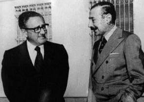 O ex-secretário de Estado dos EUA Henry Kissinger e o ditador argentino Jorge Rafael Videla, responsável pela morte de milhares de pessoas. Foto: El Diario.es