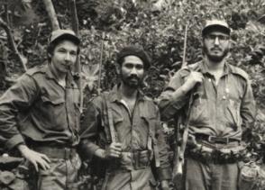 Los comandantes Raúl y Almeida, junto al Comandante en Jefe Fidel Castro. Las columnas bajo su mando cercaron a Santiago. Los comandantes Raúl y Almeida, junto al Comandante en Jefe Fidel Castro. Las columnas bajo su mando cercaron a Santiago.