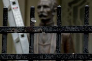 Una estatua del héroe de la independencia cubana José Martí está detrás de una cerca que ha sido perforada con agujeros de bala. Foto: AP.