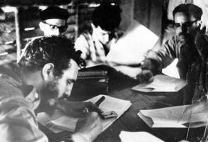 Fidel signant la Loi de Réforme agraire. Photo: Granma Archive